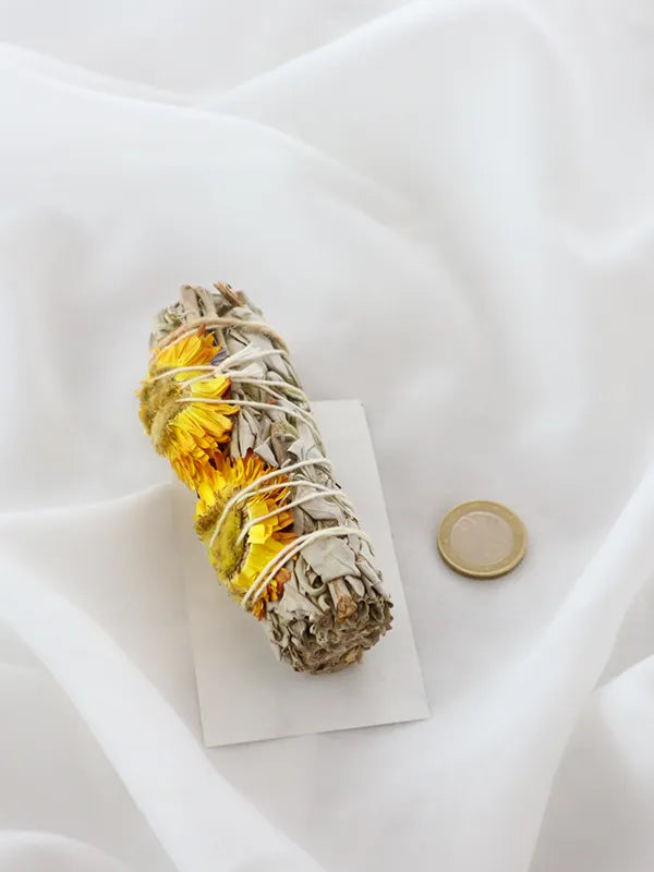 Räucherbündel aus weißer Salbei und Sonnenblume