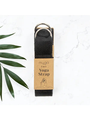 Der schwarze Yoga-Gürtel in seiner braunen Papierverpackung