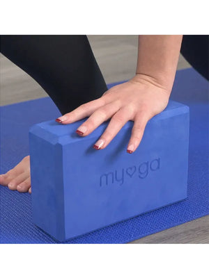 Der Königsblaue Schaumstoff-Yoga-Block in Gebrauch bei einer Yoga-Übung als Stütze am Boden