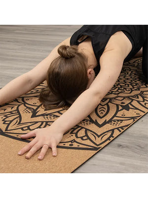 Die extragroße Yogamatte aus Kork mit dem Aufdruck "Mandala""