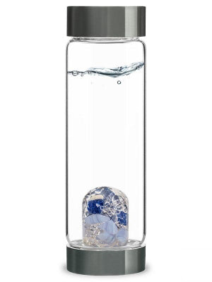 Die Edelsteinflasche "Balance" mit blauen und durchsichtigen Edelsteinen, Füllmenge 500 ml