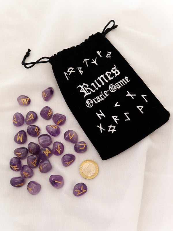 25 Amethyst Runen in einem schwarzen Samtbeutel