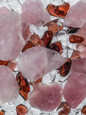 Die Edelsteinmischung der Flasche: Rosenquarz, Granat und Bergkristall