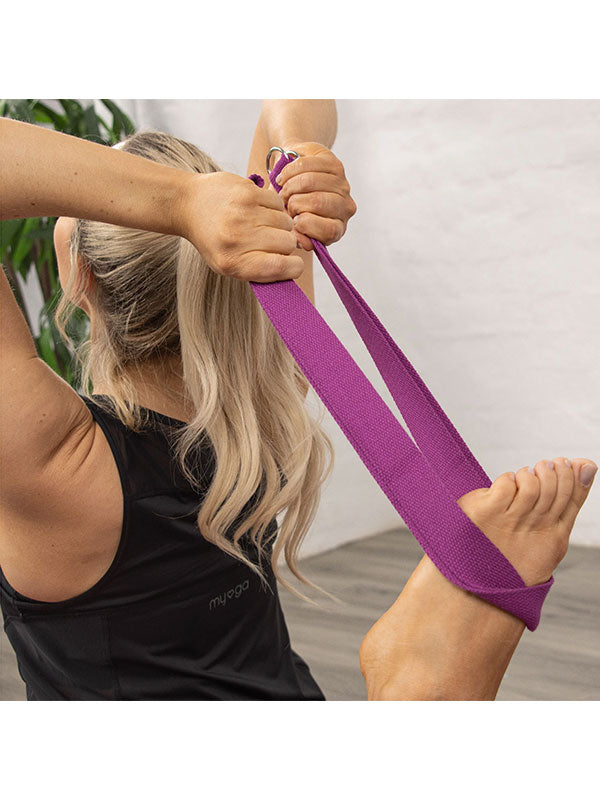Der pflaumenfarbene Yoga-Gürtel in seiner braunen Papierverpackung