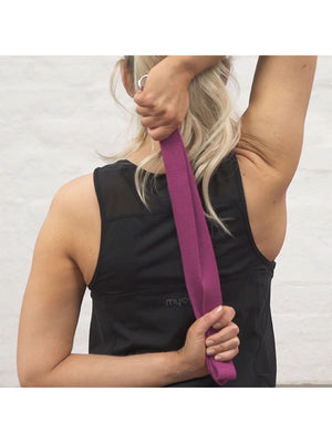 Der pflaumenfarbene Yoga-Gürtel in Nutzung beim Dehnen
