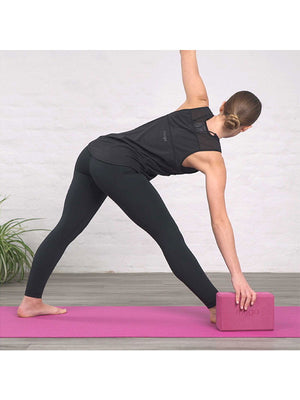 Der Pinke Schaumstoff-Yoga-Block in Gebrauch bei einer Yoga-Übung als Stütze am Boden