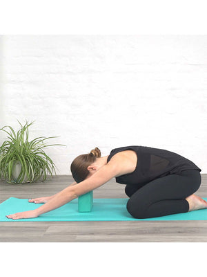 Der Türkise Schaumstoff-Yoga-Block in Gebrauch bei einer Yoga-Übung als Stütze unter dem Kopf